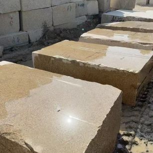 惠州 黄金麻方料堆场洗料分选中，原材料充足