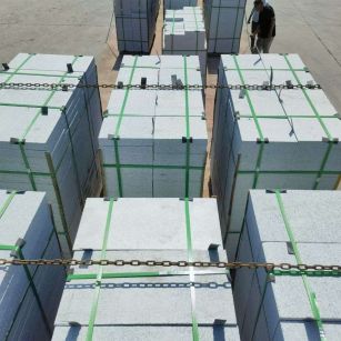 惠州 芝麻白花岗岩5公分地铺石 花岗岩厂家工厂装车日常