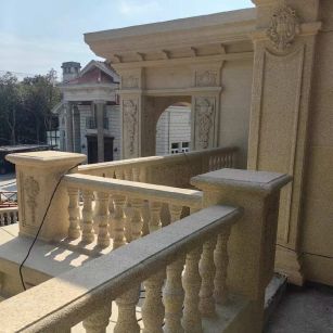 惠州 黄金麻别墅外墙干挂雕花配合阳台栏杆花瓶柱