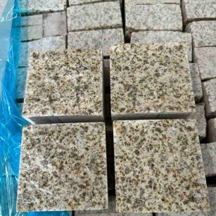 惠州 黄金麻花岗岩自然面小方块，弹石，马蹄石等