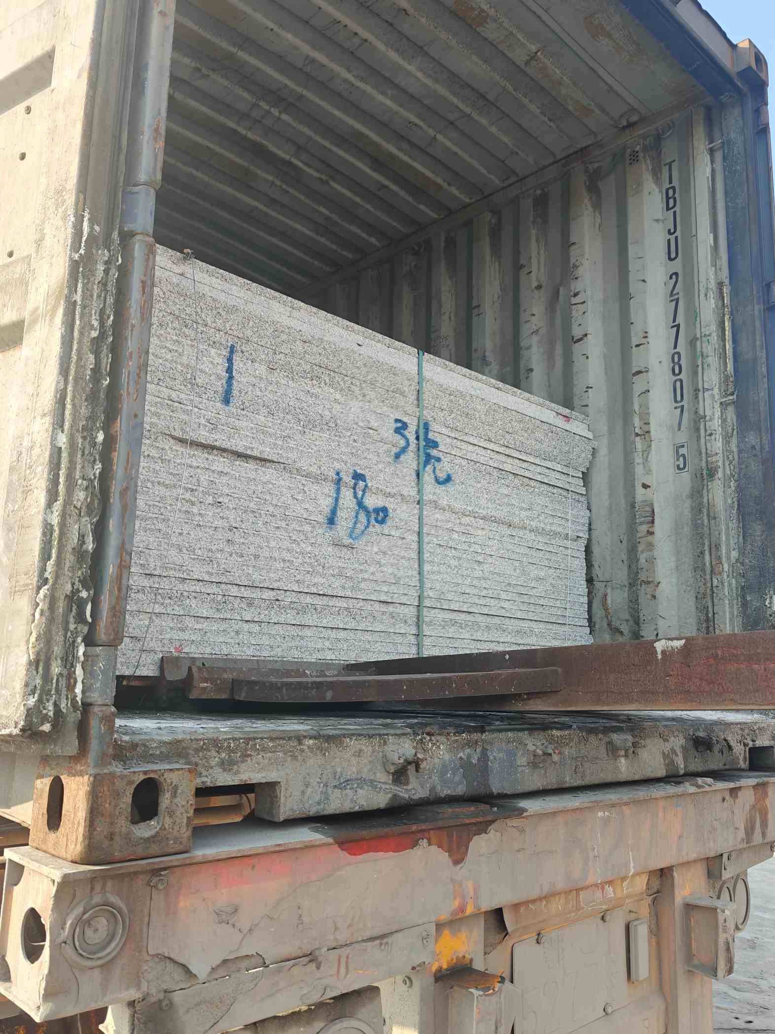 惠州 芝麻白花岗岩石材3.0公分光面毛板装柜出货