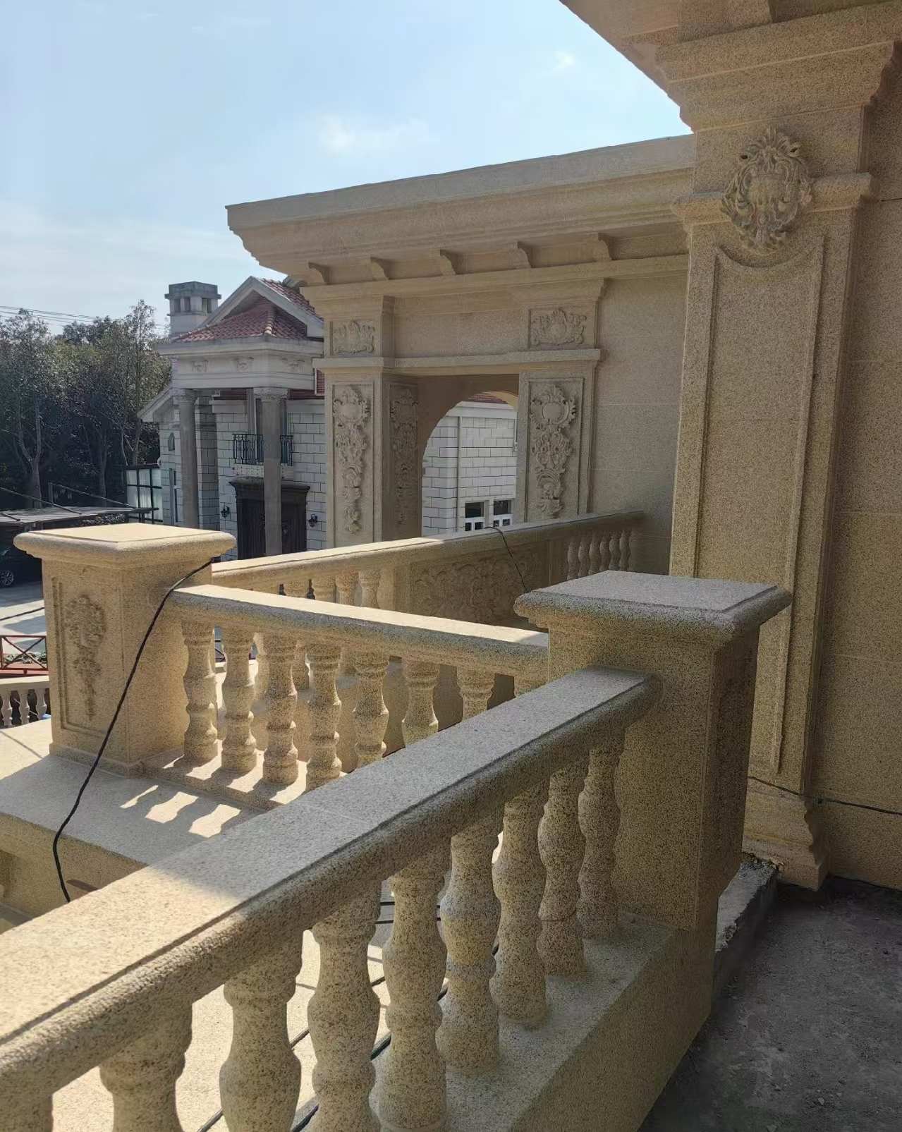 惠州 黄金麻别墅外墙干挂雕花配合阳台栏杆花瓶柱