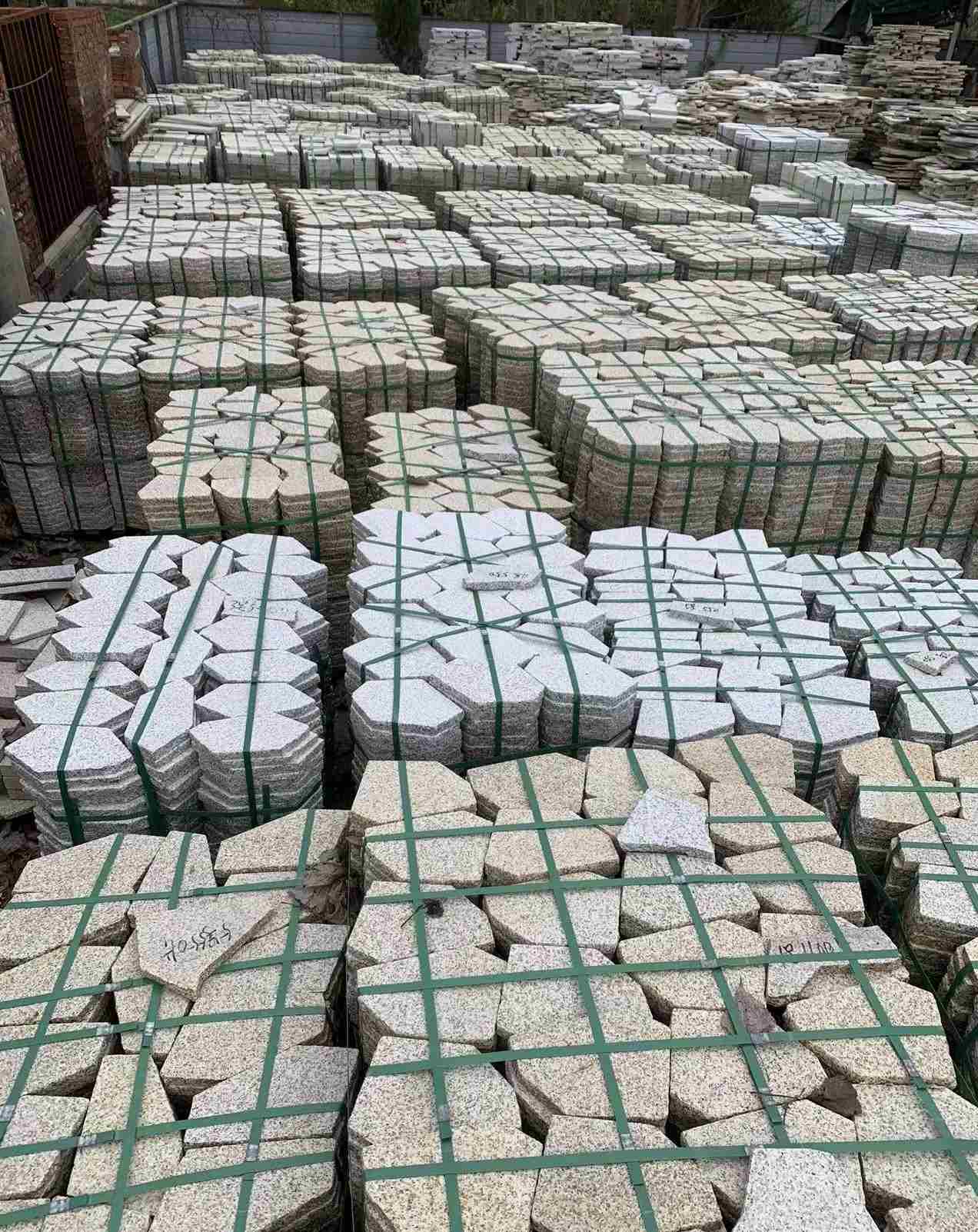 惠州 黄金麻白麻花岗岩荔枝面地铺石(冰裂纹)