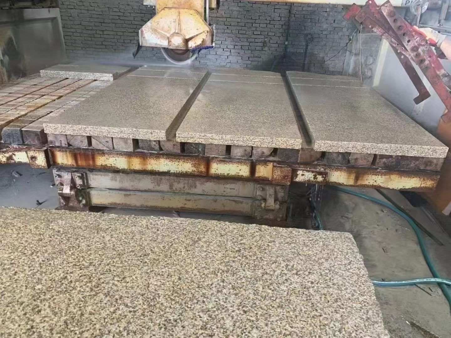 惠州 黄金麻荔枝面成品板加工