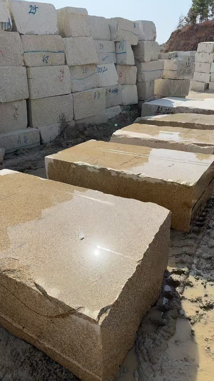 惠州 黄金麻方料堆场洗料分选中，原材料充足