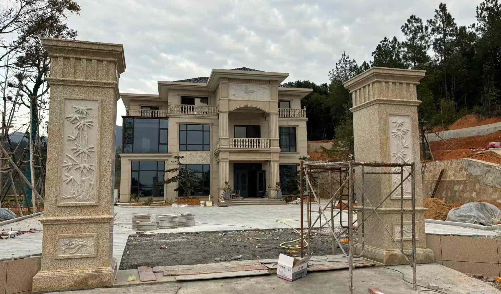 惠州 黄金麻花岗岩别墅雕花外墙干挂配上门口雕花罗马柱