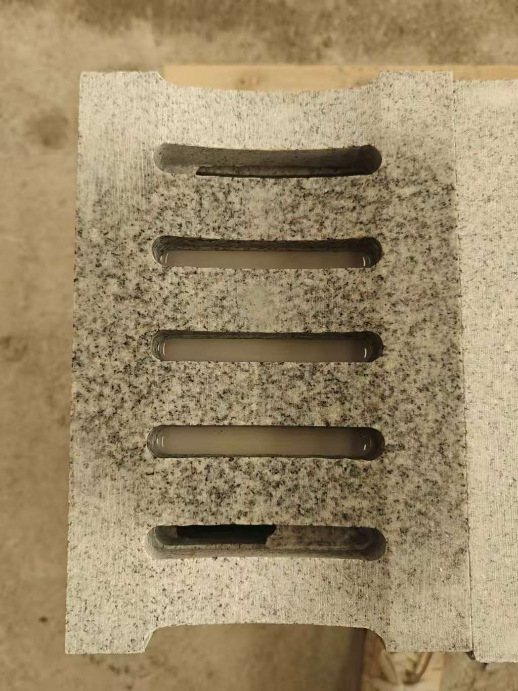 惠州 芝麻白拉丝面花岗岩U型开槽排水槽