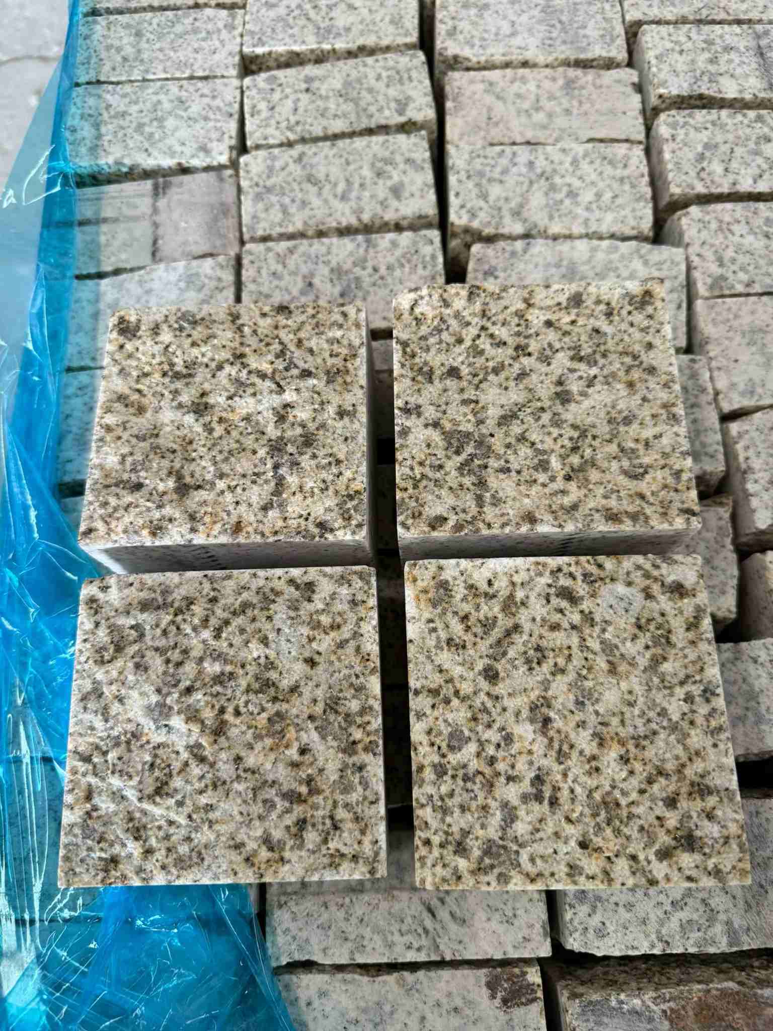 惠州 黄金麻花岗岩自然面小方块，弹石，马蹄石等