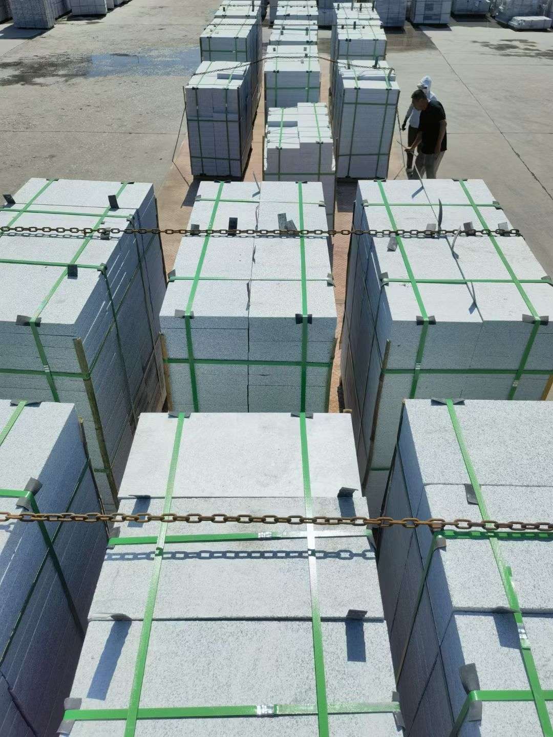 惠州 芝麻白花岗岩5公分地铺石 花岗岩厂家工厂装车日常