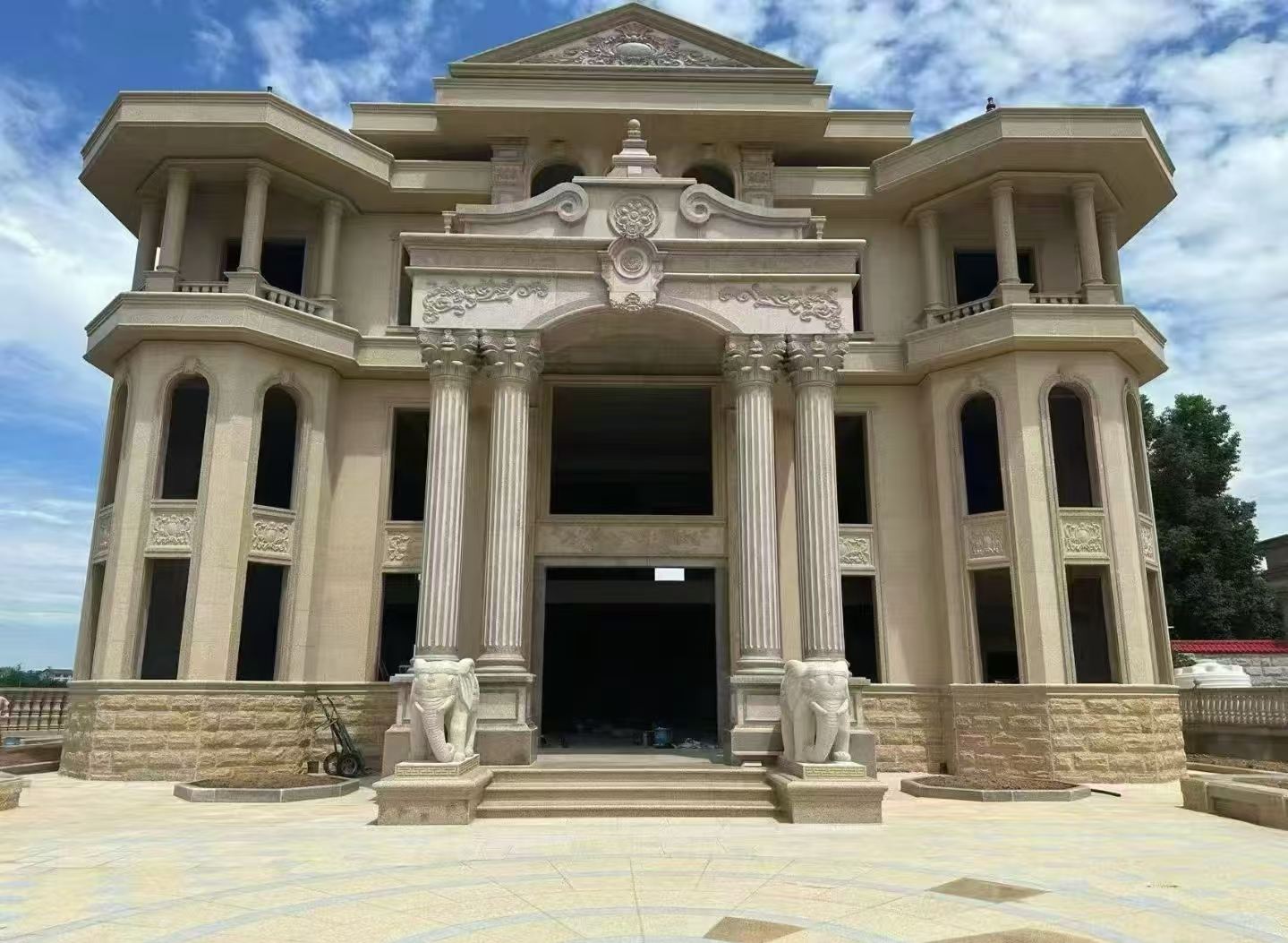 惠州 黄金麻别墅外墙干挂，大柱，大象，蘑菇石，雕花板